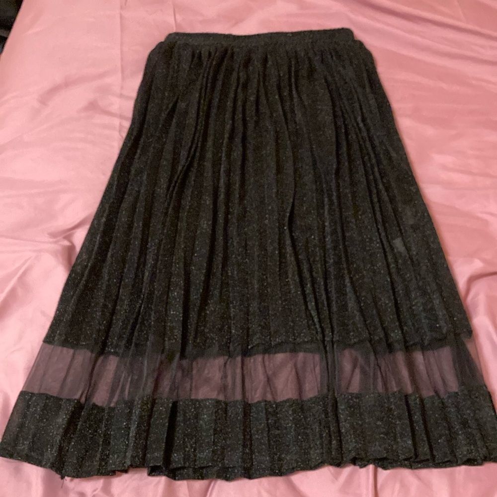 Boohoo black shimmer pleated skirt